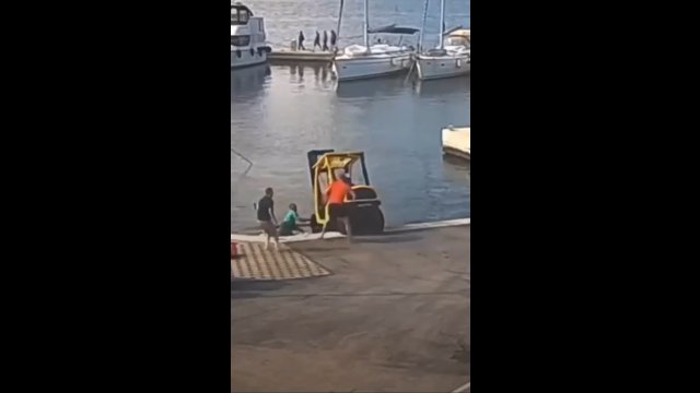 Pracownik zatopił wózek widłowy. Próbował go zatrzymać siłą własnych rąk!