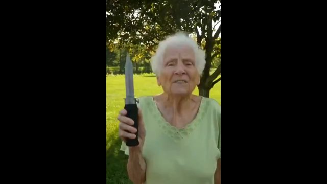 Babcia zaprezentowała najniebezpieczniejszy nóż na świecie