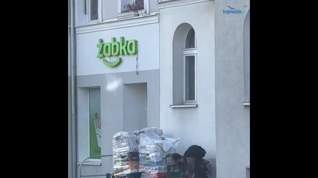 Inżynier logistyki kradnie z palety z Żabki w Gdyni [WIDEO]