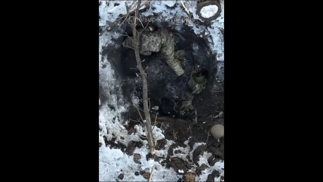 Rosyjski żołnierz w okopach zostaje trafiony