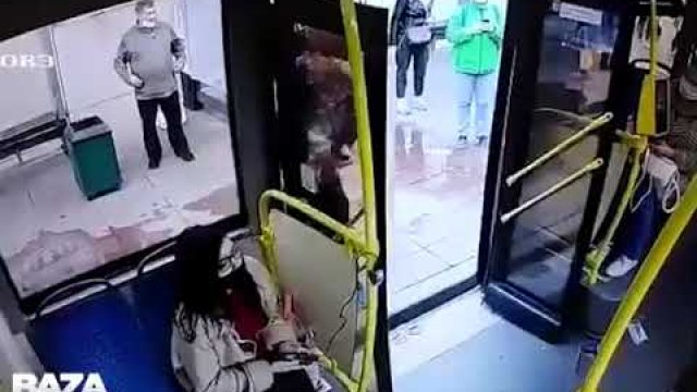 Kierowca autobusu przewrócił mężczyznę, który wybił okno
