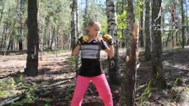 Niepozorna dziewczynka powala drzewo bokserskimi ciosami [WIDEO]
