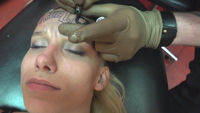 Zrobiła sobie tatuaż na czole za 17 tysięcy złoty