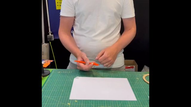 Ciekawe narzędzie do ręcznego wycinania w papierze