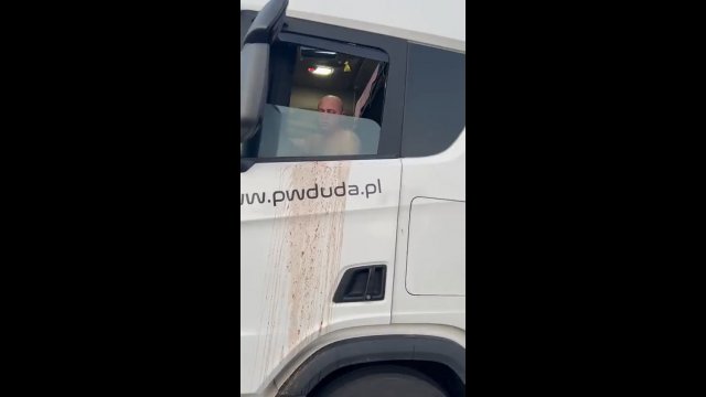 Pijany ukraiński kierowca "pomalował" parking i swój samochód