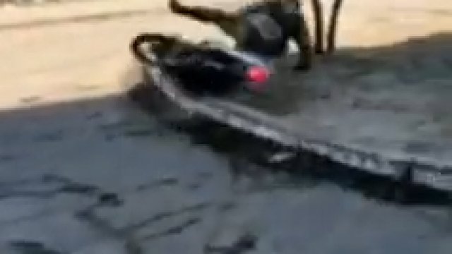 Kadyrowiec pierwszy raz na kradzionym skuterze.