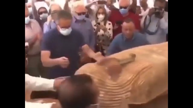 Archeolodzy w Egipcie otworzyli sarkofag zamknięty od 2500 lat [WIDEO]