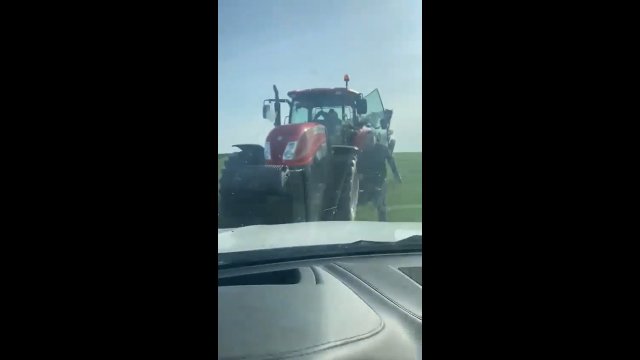 Kierowca wjechał na pole i musiał uciekać. Wściekły rolnik wybił mu szybę