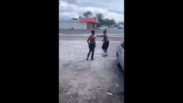 Facet próbował uniknąć walki i wbiegł na ulicę. Został potrącony przez samochód