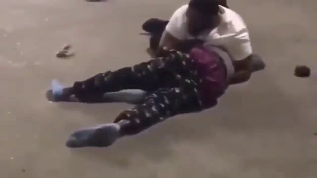 Czarni ratują białego policjanta przed innym czarnym