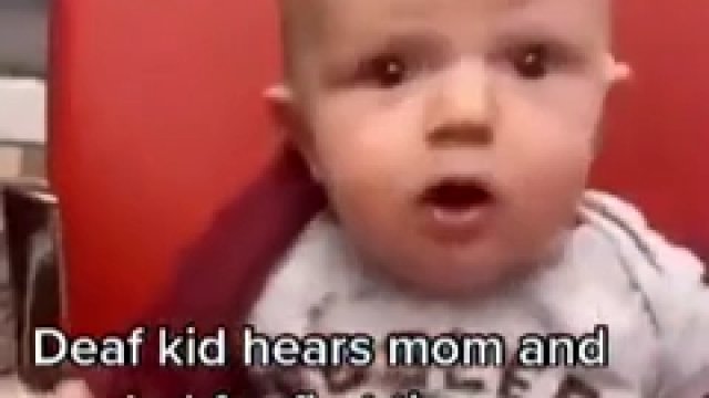 Głuche dziecko pierwszy raz słyszy rodziców