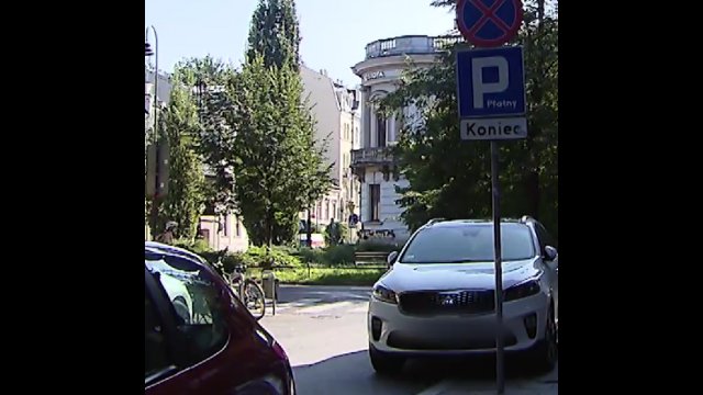 Wysłał do straży miejskiej zdjęcia źle zaparkowanego pojazdu. Sam został ukarany [WIDEO]