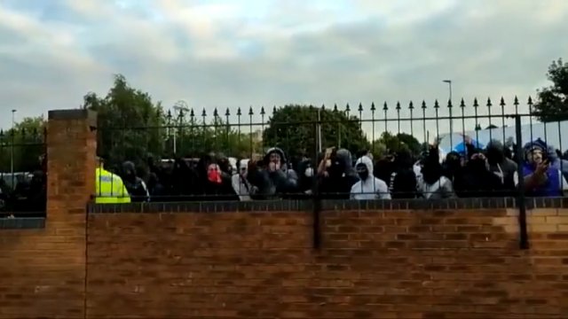 Setki muzułmanów w Birmingham w Wielkiej Brytanii próbują zastraszyć ludzi w świątyni hinduskiej