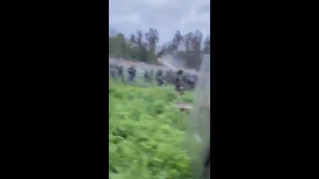 Mocne nagranie! Polscy żołnierze odpierający szturm imigrantów na granicy