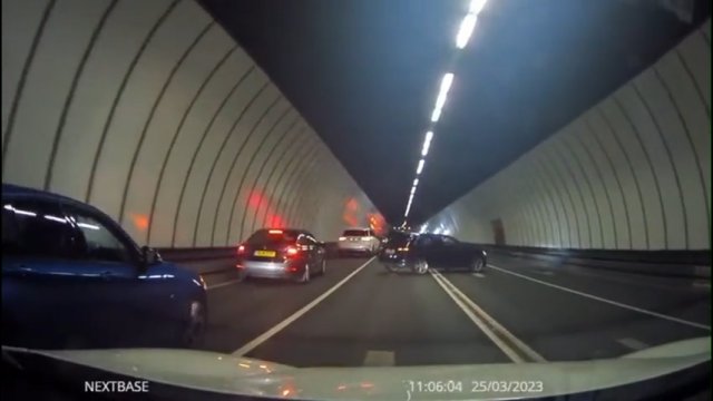 Nieodpowiedzialny kierowca zablokował ruch i zaczął zawracać w tunelu