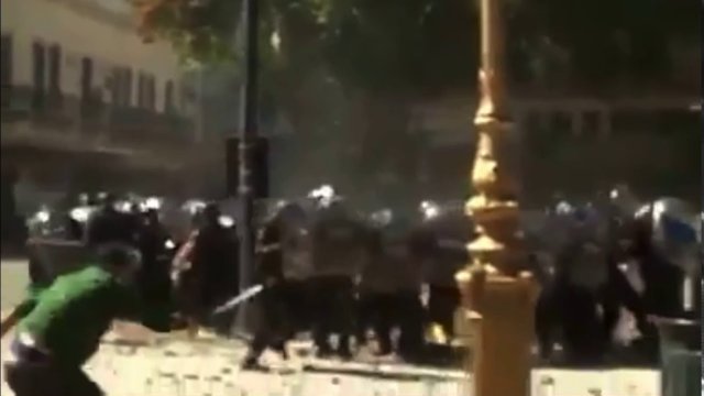 Atak kamieniami na hiszpańska policję!!!