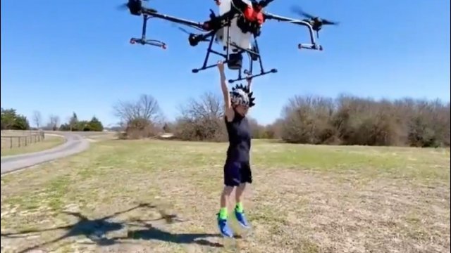 Ojciec testuje drona za pomocą syna. Daleko nie poleciał [WIDEO]