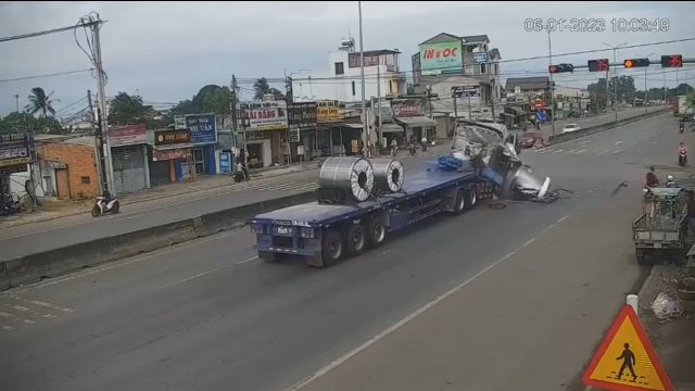 Źle zabezpieczony ładunek zniszczył kabinę ciężarówki