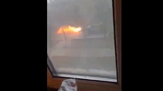 Płonący rosyjski czołg uciekający przed strzałami na miejskiej drodze