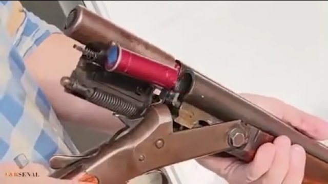 Automatyczne przeładowanie strzelby sprzed strzelb „pump-action"