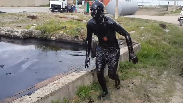 Rosjanin wskakuje do basenu z olejem