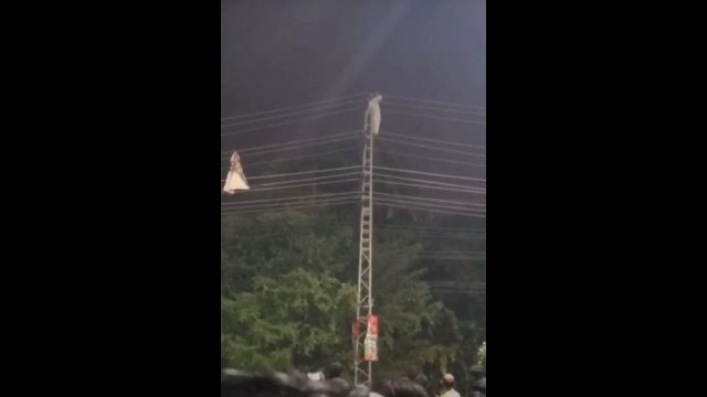 Mężczyzna wspinał się po słupie podczas protestu antyrządowego w Pakistanie