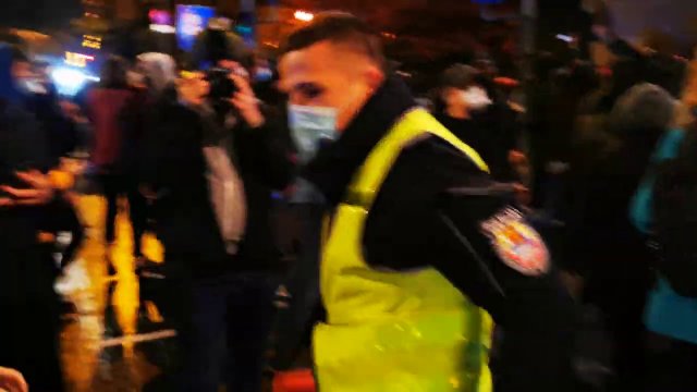 Policjant został pogoniony z protestu