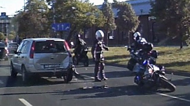Policjant na motocyklu i nieudane zatrzymanie. Chyba się zagapił