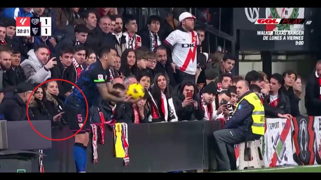 Kibic Rayo Vallecano wcisnął palec między pośladki piłkarza [WIDEO]