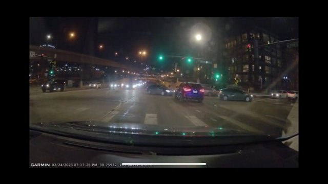 Kierowca SUVa celowo władował się w samochód, który przejechał na czerwonym świetle