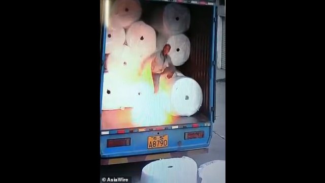 Chiński robotnik uciekł, gdy wyładowanie elektrostatyczne podpaliło ciężarówkę wypełnioną pianką