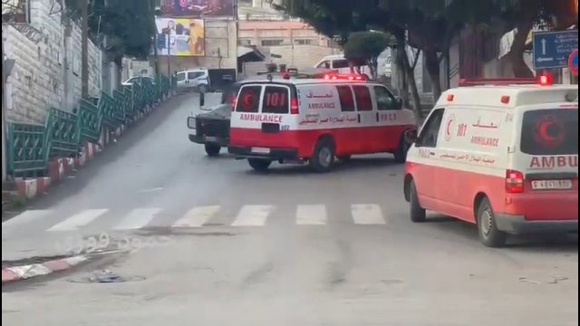 Pojazd wojskowy uniemożliwia personelowi medycznemu dotarcie do rannych