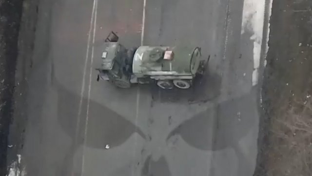 Rosyjskie kolumny w rozsypce, totalna klęska i upokorzenie. Nagrania z dronów obserwacyjnych.