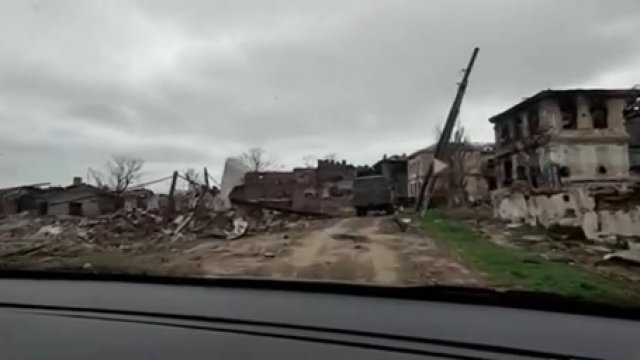 Przejazd przez zniszczony Mariupol