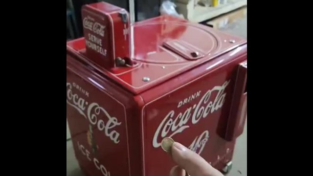 Unikalny automat do sprzedaży Coca-Coli [WIDEO]