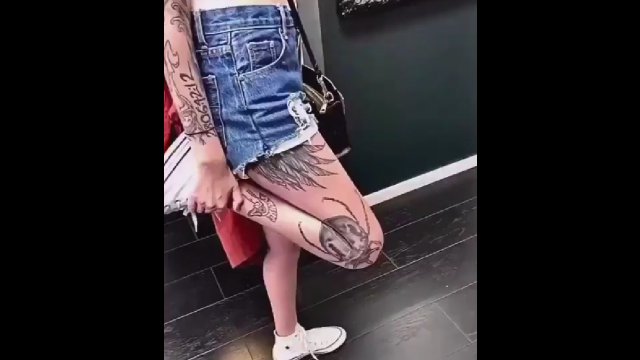 Imponujący tatuaż na nodze. Podoba wam się taki pomysł? [WIDEO]