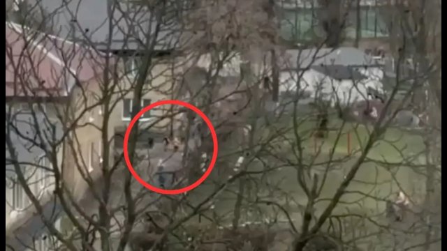 Przedszkolaki uciekają przed rosyjskim nalotem. Wstrząsające nagranie z Kijowa [WIDEO]