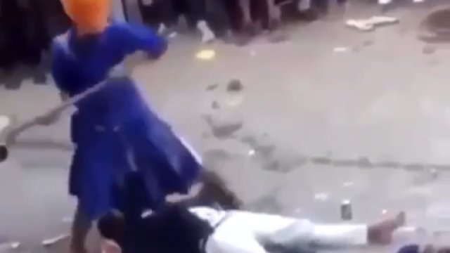 Ciężki młot vs kamienie. Wypadek podczas ulicznego pokazu w Indiach