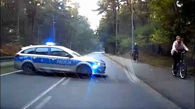 Jechał na czołówkę z policją. Szybko za nim zawrócili