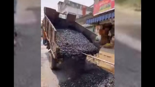 Tak wygląda asfaltowanie drogi w Indiach