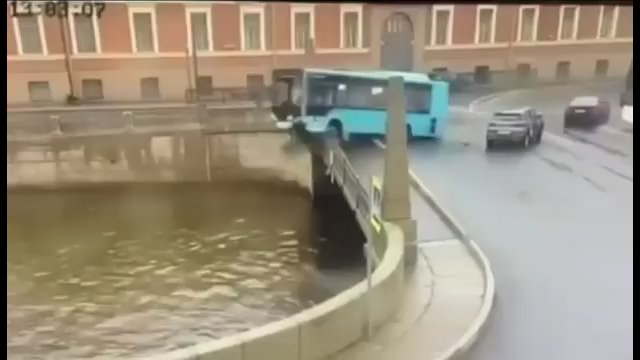 Szokujący wypadek w Rosji. Kierowca autobusu wjechał do rzeki [WIDEO]