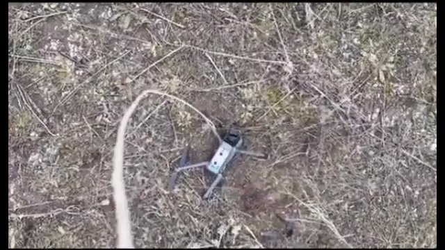 Ukraiński dron ewakuuje innego, uszkodzonego drona