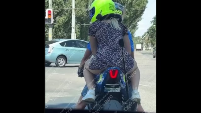 Wsiadła na motocykl w krótkiej sukience. Wszyscy kierowcy podziwiali jej tyłek [WIDEO]