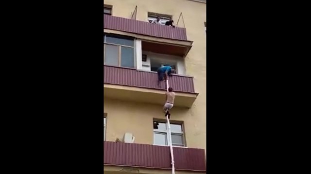 Przyłapany facet ucieka z mieszkania używając prześcieradeł