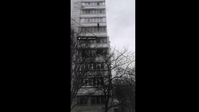 Mieszkańcy uciekającą z płonącego mieszkania w dziewięciopiętrowym budynku