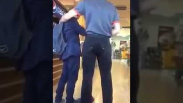 Pracownik Burger King sfilmował bicie szkolnego chłopca i zmuszanie go do wycierania podłogi