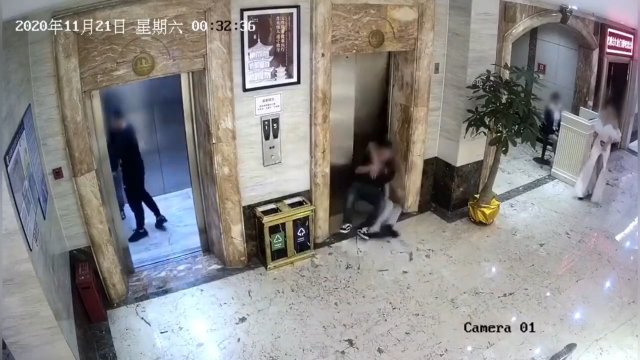 Dwóch pijanych facetów wpadło do szybu windy