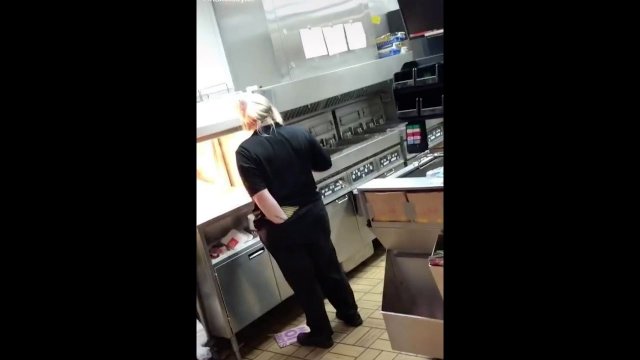 Pracownik McDonald's dodaje własny tajny sos do zamówienia klientów