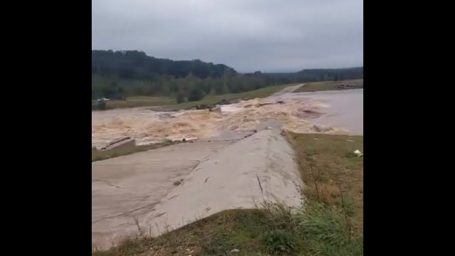 Pękł zbiornik retencyjny Topola, tuż powyżej Paczkowa