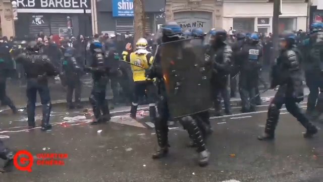 Ogień, uzbrojeni policjanci i wybuchy. Koszmarne nagrania z Paryża
